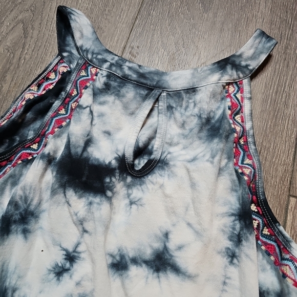 Torrid Embroidered Black White Tie-Dye High Neck Tank Top Women’s Size 00 M L 10 - Picture 4 of 5